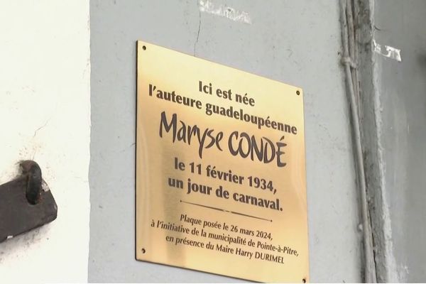 Une plaque au nom de Maryse Condé est posée sur la façade de la maison de son enfance - faubourg Alexandre Isaac (Pointe-à-Pitre) - 26/03/2024.