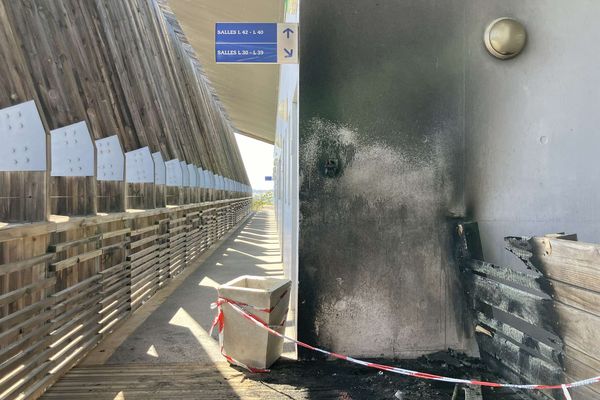 Des départs de feu ont abimé le bâtiment lettres, langues et sciences humaines, à l'université de Nouville.