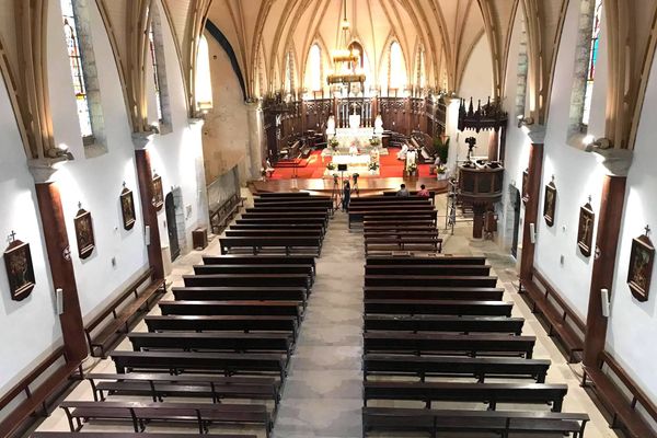 Une messe de Pâques devant des travées vides ? Une situation inédite, à la cathédrale de Nouméa.