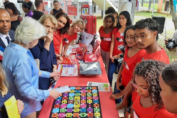 Isabelle Rome, ministre chargée de l'égalité entre les femmes et les hommes en visite au lycée de Vue Belle