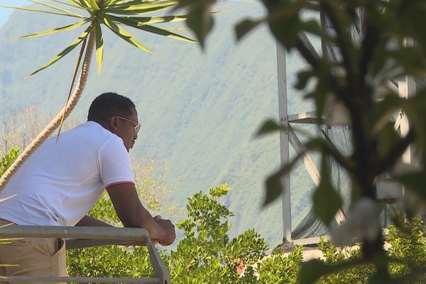 Ce père de famille en mission à La Réunion est séparé de sa femme et de son fils restés à Mayotte.