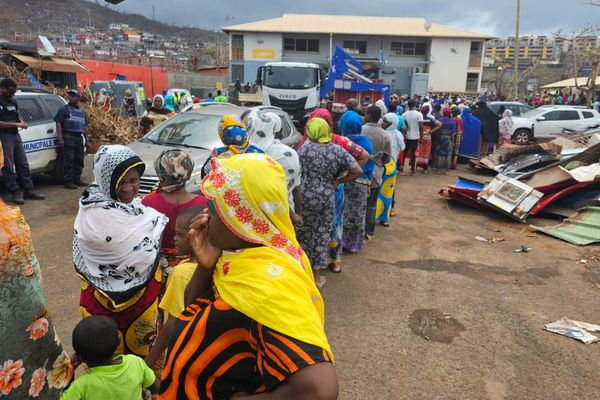 A Koungou, la file d'attente au milieu des débris de Chido pour avoir de l'eau