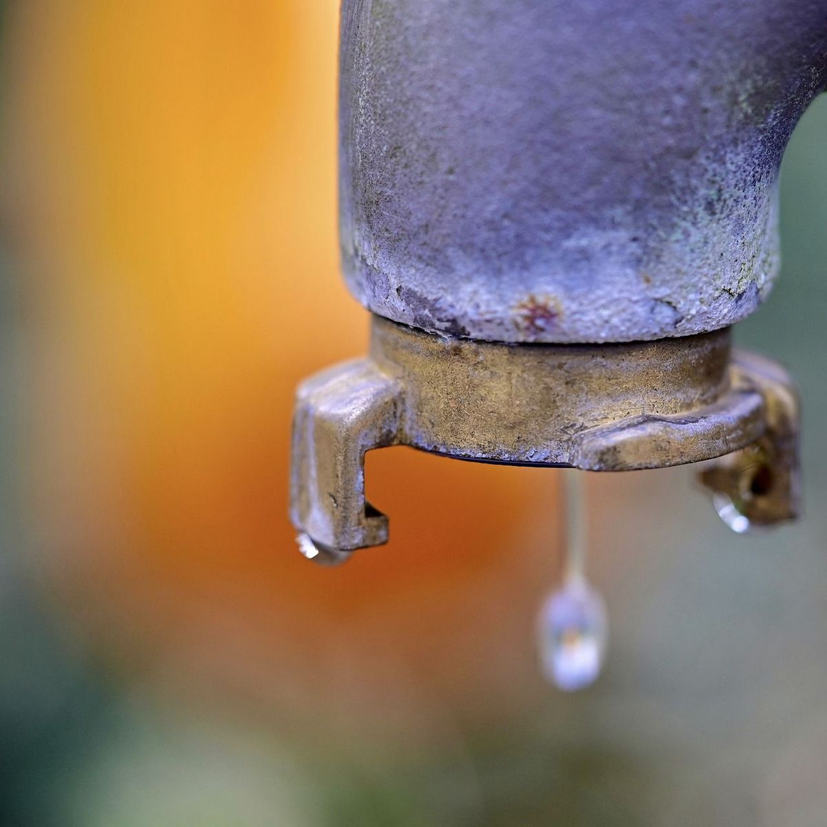 fuite d'eau potable d'une conduite d'eau endommagée dans une région  montagneuse. un spray et un jet d'eau sous pression s'échappent du tuyau.  11868044 Photo de stock chez Vecteezy