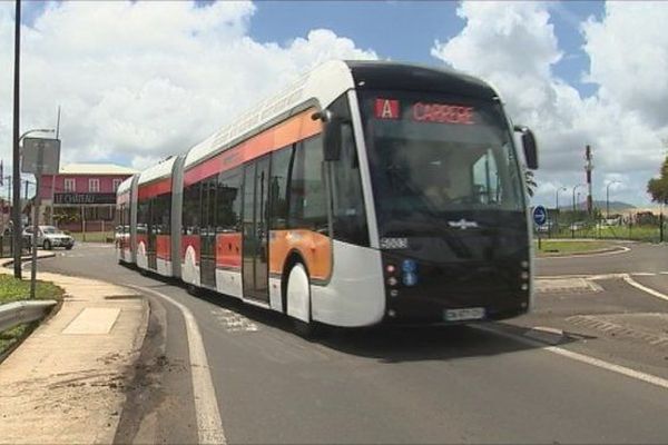 Le Canard enchaîne épingle les "bus fantômes de Martinique" 