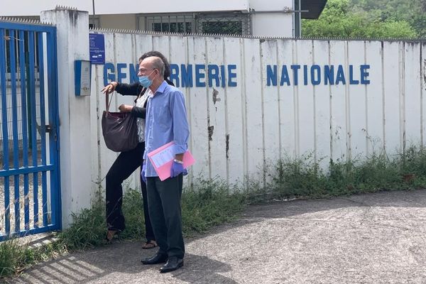 Alfred Marie-Jeanne accompagné de son avocate (masquée) devant la gendarmerie du Marin.