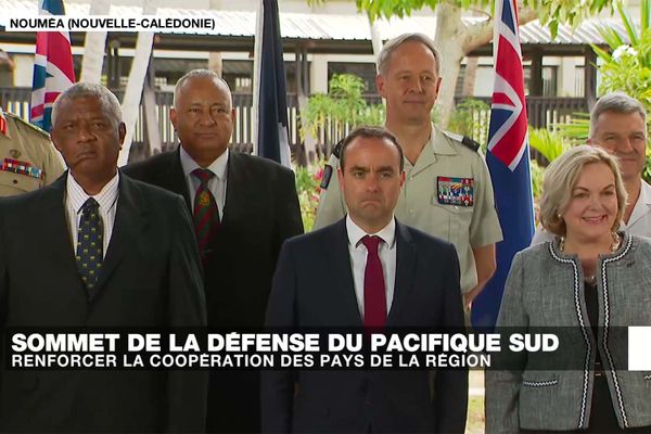 Photo officielle des participants au Sommet des ministres de la Défense du Pacifique Sud, à Nouméa, le 5 décembre 2023