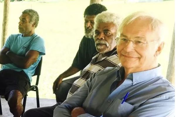 Alban Bensa, à droite, en 2019, avec des habitants de Poyes, sur la cote Est, lors d'un travail de traduction de documents sonores et écrits en langue cèmuhî.