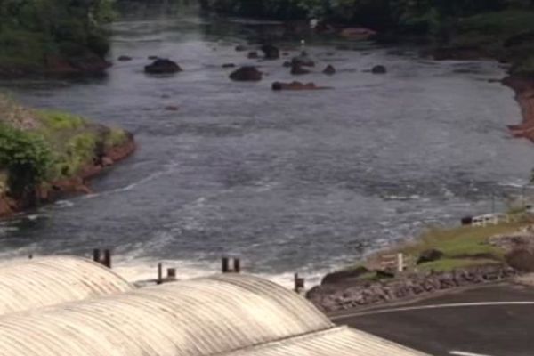 Barrage de Petit Saut Guyane 