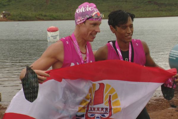 Les vainqueurs de la deuxième édition de la Swimrun, sur le lac de Yaté, les Tahitiens Thomas Lubin et Cédric Wane.