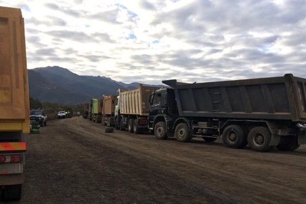 Les camions à l'arrêt à l'entrée de la route de Karembé.