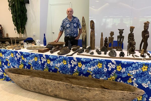 Jean-Pierre Cugnet est venu à ce salon avec des pièces provenant du Vanuatu, par exemple, y compris cette pirogue d'Ambrym.