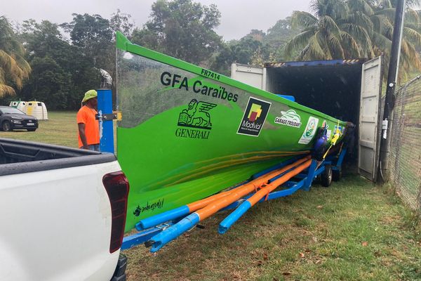 La Yole Ronde GFA Caraïbes chargée dans son conteneur.