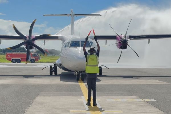 Arrivée de l'avion de Caribbean airlines lors du vol inaugural entre Trinidad et la Guadeloupe, samedi 7 décembre 2024