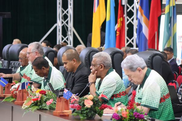 Louis Mapou, deuxième à l’image, en partant de la droite, à Tonga, le 27 août 2024. Au deuxième jour de leur sommet annuel, les dirigeants des Etats et territoires membres du FIP ont échangé avec Antonio Guterres, le secrétaire général des Nations unies.