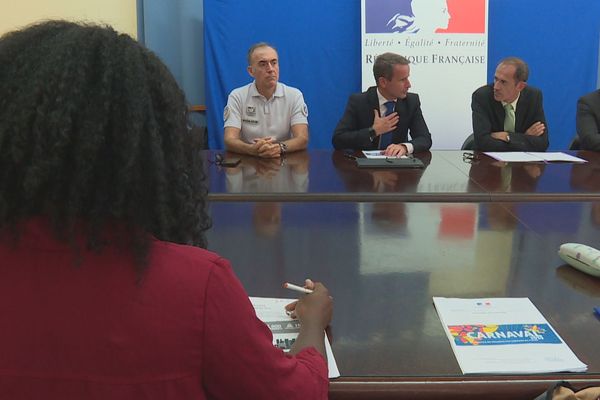 Les autorités publiques en Martinique autour du préfet de Martinique Franck Robine (cravate verte).