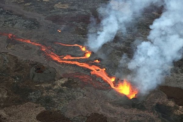 Eruption Du Piton De La Fournaise La Coulee De Lave Arrive Dans Les Grand