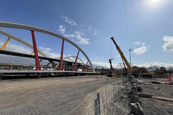 Une passerelle est en cours d'installation à Pierrefonds