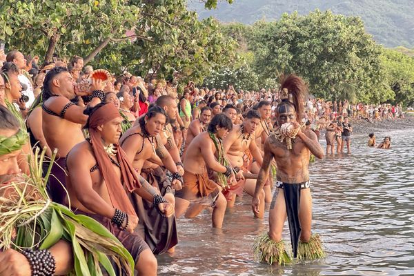 Accueil de la pirogue traditionnelle Vaka Nui sur la plage Pahaatea