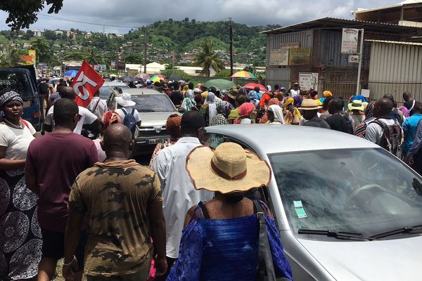 La marche pour la sécurité dans la grande rue de Kawéni