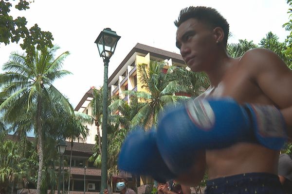 Richard s'essaye aux gants de boxe avec les clubs présents le mercredi, au Parc Paofai de Papeete.