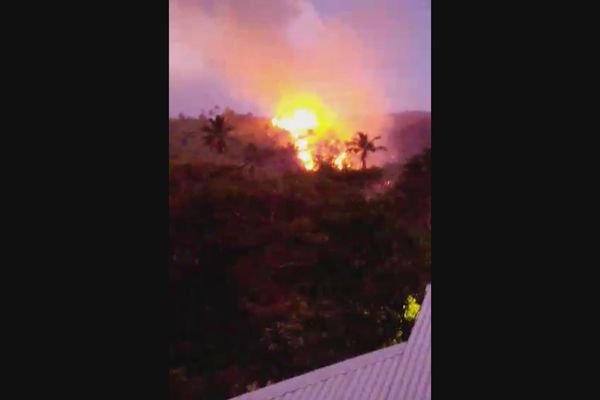 La vallée de Hane à Ua Huka en proie aux flammes