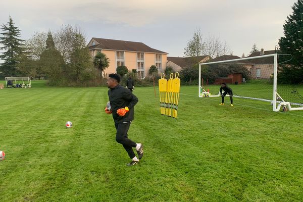 Les Diables Noirs en entraînement à Lisses au sud de Paris