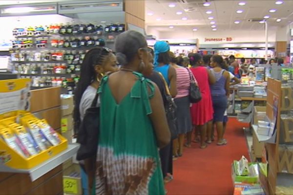 Foule dans l'une des grandes librairies de Martinique