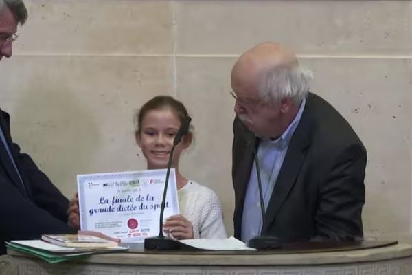 Roxane, une jeune réunionnaise de 10 ans, est l'une des lauréates de cette grande dictée du sport