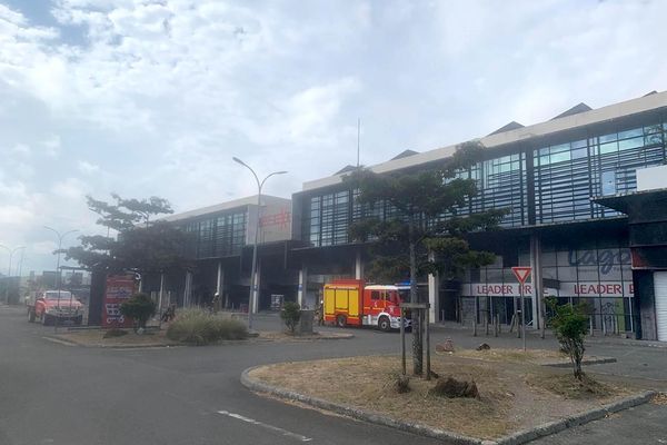 Les pompiers de retour au Plexus, à une entrée de la presqu'île de Ducos, le 24 septembre 2024.