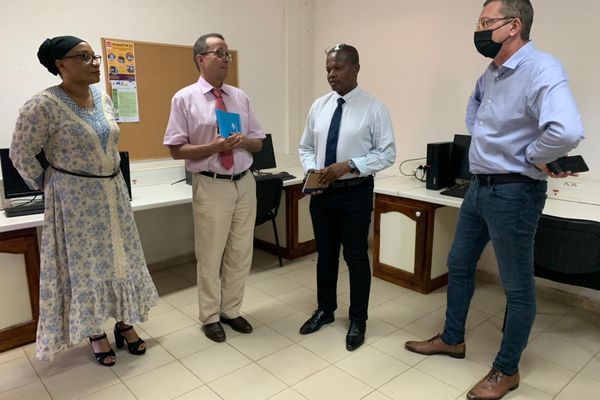 Rémi Keller, délégué du Conseil constitutionnel (2e en partant de la gauche) avec Djamalia Oiziri, directrice du service élection de la commune de Bandrélé, Ali Moussa Moussa Ben, maire de Bandrélé et le DGS François Delaroque.