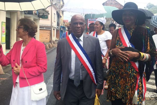 Au centre, Christian Rapha, le maire de Saint-Pierre (8 mai 2018)