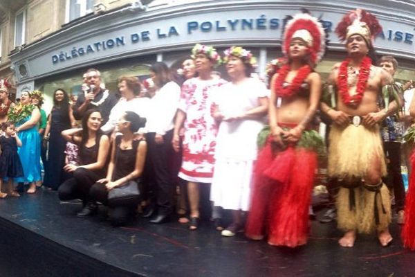 Paris : Heremoana chante devant la délégation de Polynésie