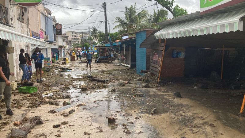 La houle a emmené des détritus et de la boue dans les rues proches du bord de mer de Sainte-Luce.