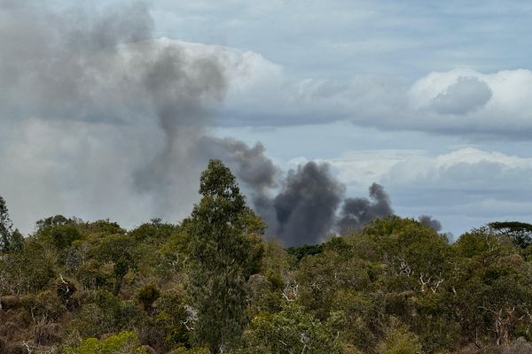 Apaprition d'un nouveau panache de fumée sur le grand feu de Poum, le 16 septembre 2024.