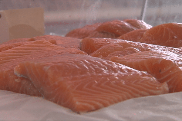 Sur l'archipel, le saumon présent dans les étals est régulièrement importé du Canada. 