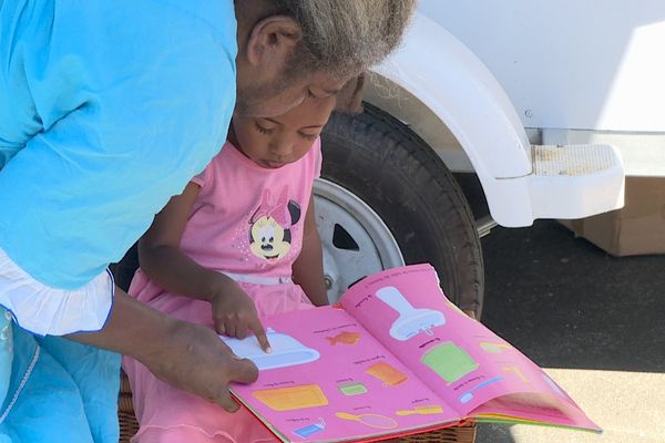 A Rivière-Salée, quartier de Nouméa durement touché par les émeutes, scène de lecture avec la caravane du Silo, le 5 octobre 2024.