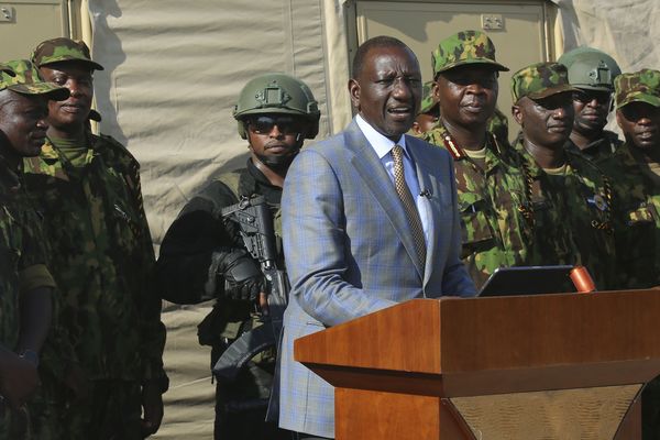 Le président kenyan William Ruto s'adresse aux policiers kenyans, qui font partie de la force multinationale soutenue par l'ONU, lors d'une visite à leur base à Port-au-Prince, en Haïti, le samedi 21 septembre 2024.