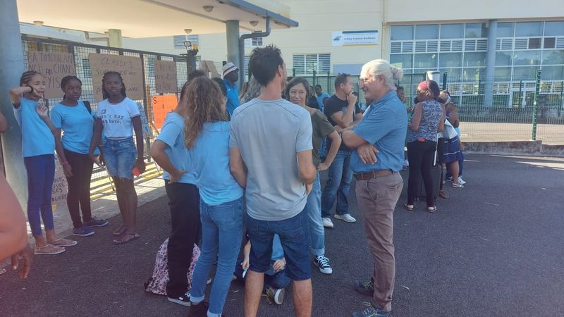 Les parents d'élèves du collège Fontaines de Bouillante exigent des