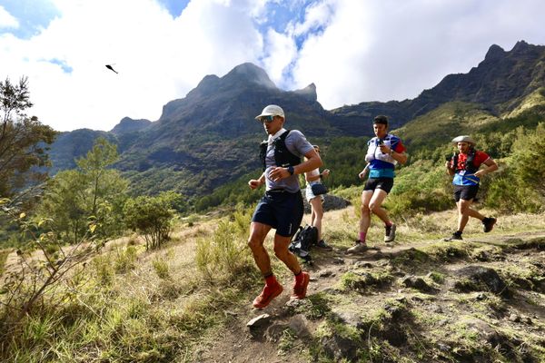 Grand Raid 2024 Les premiers raideurs lors de leur passage au coeur du cirque de Mafate, à Marla