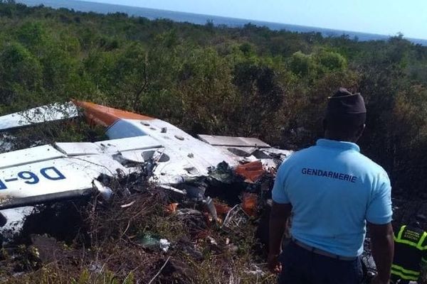 L'épave incendiée  du Cessna en bord de piste de l'aéroport de Moroni-Hahaya