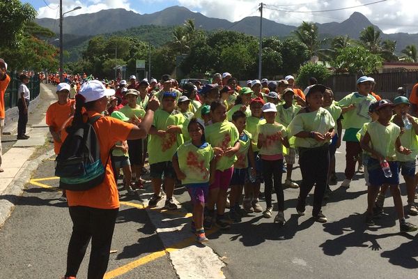 Le cortège d'enfants et d'animateurs a paradé à travers Koutio.