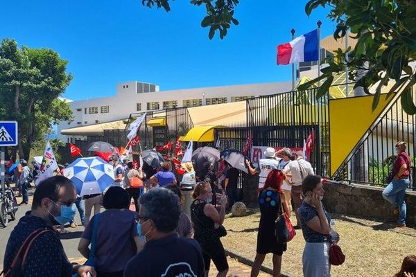 Les syndicats d'enseignants et personnels de l'Education nationale manifestent devant le rectorat à Saint-Denis. 