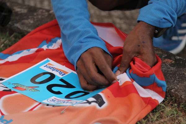 Les coureurs font les derniers petits réglages.