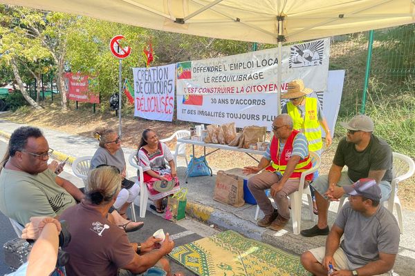 Une vingtaine de militants de l'USTKE se sont mobilisés devant le tribunal de Nouméa.