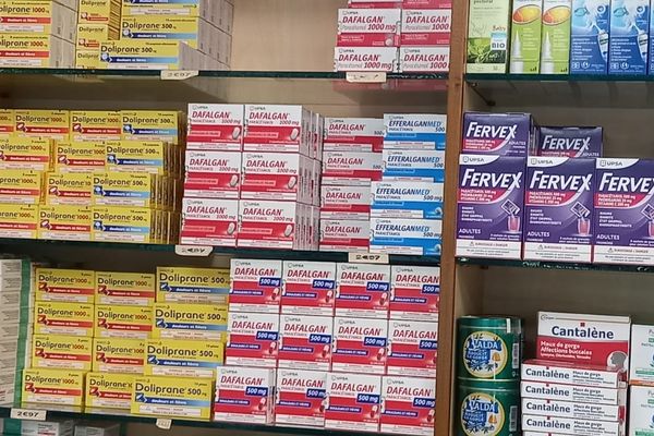 Les étagères des pharmacies mahoraises sont bien fournies en médicaments à base de paracétamol.