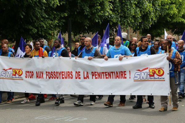 Pour la première fois, les surveillants pénitentiaires ultramarins manifestent pour défendre leurs congés bonifiés