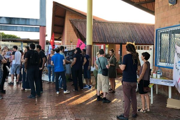 Les enseignants mobilisés devant le lycée Bertène Juminer