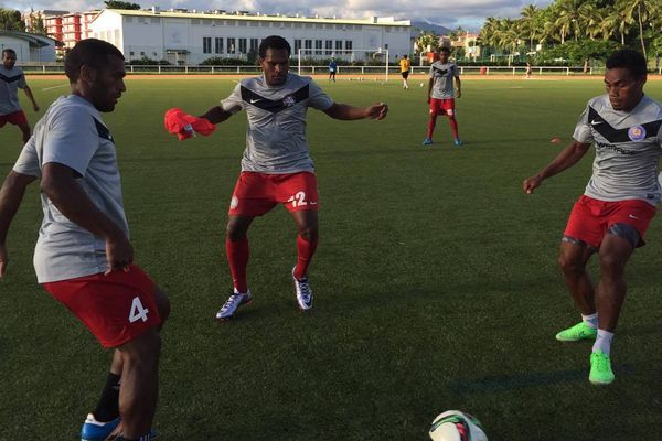 La sélection calédonienne de football à l'entraînement