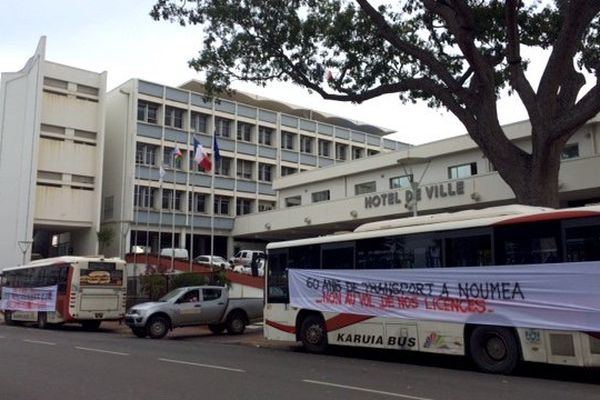 Mobilisation proriétaires de bus Karuia devant mairie de Nouméa (28 août 2017)