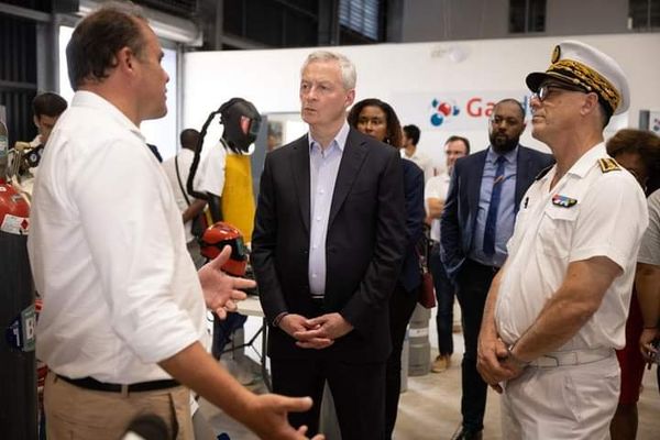 Bruno Le Maire a visité une entreprise spécialisée dans la production et le conditionnement de gaz industriel.